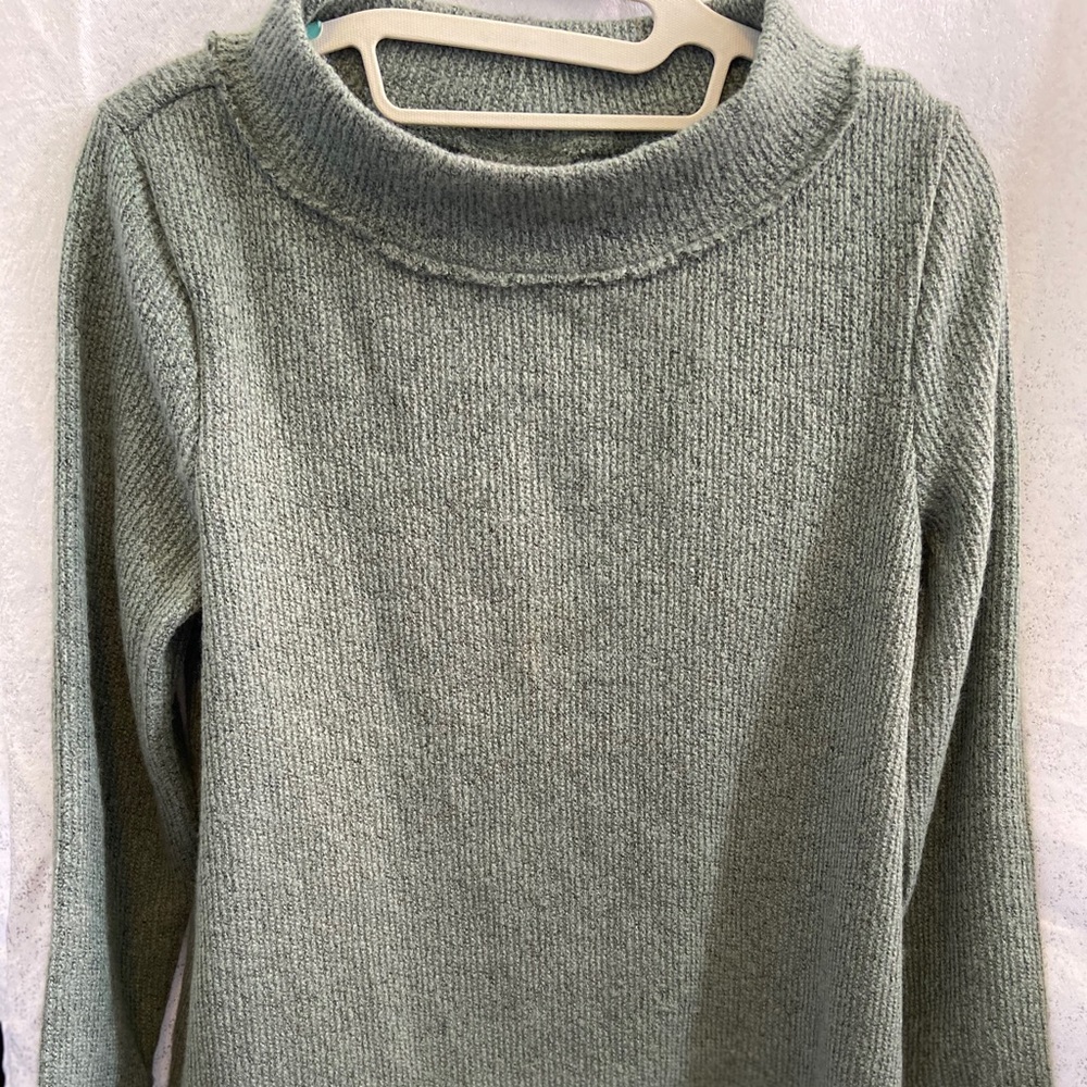sweater top, light green, round neck, long sleeve
